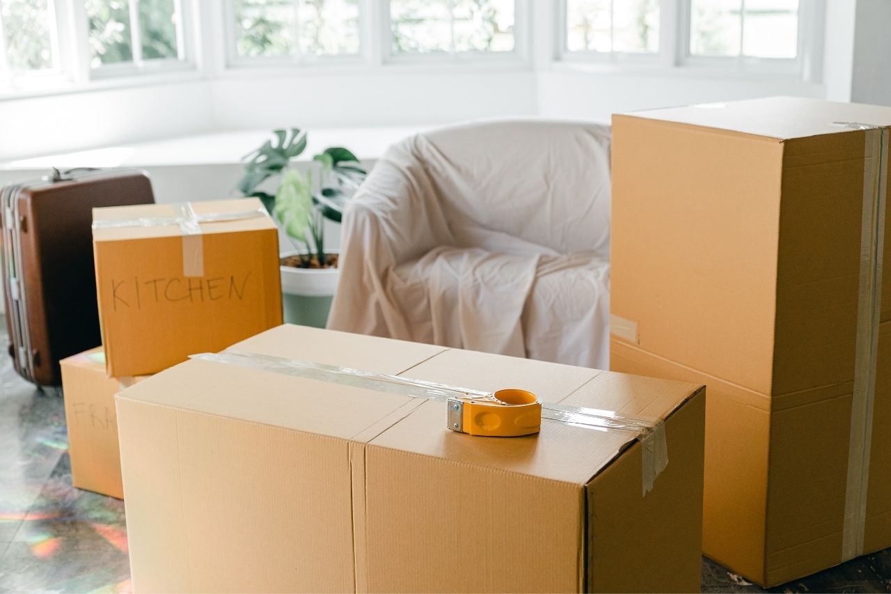 What is the cheapest day to hire a moving company?